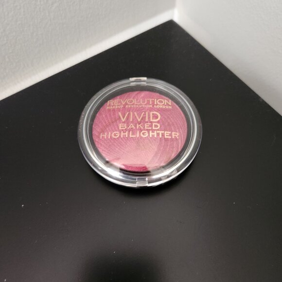 Revolution Make Up Vivid Baked Highlighter Blush Rosegold Lights New and Sealed - Picture 1 of 2